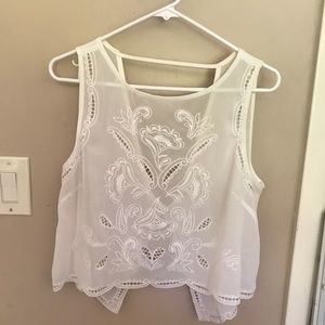 💜Cute white detailed crop top 💜